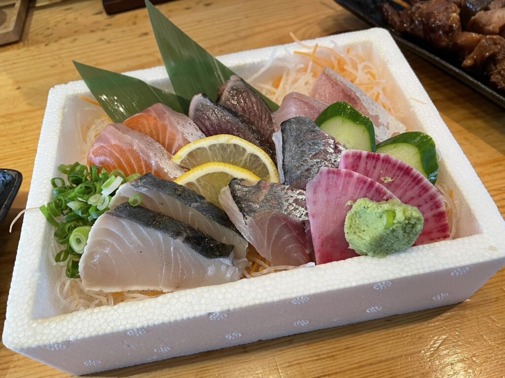 角のうぐいすの色箱,刺身盛り合わせ